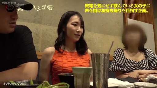 自然交流 · 酒杯 · 居酒屋 · 橙色无袖上衣 · 女性面部特写 · 日文提示字幕