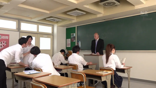 严肃 · 校服 · 教室 · 站立 · 全景 · 课桌 · 校园 · 上课