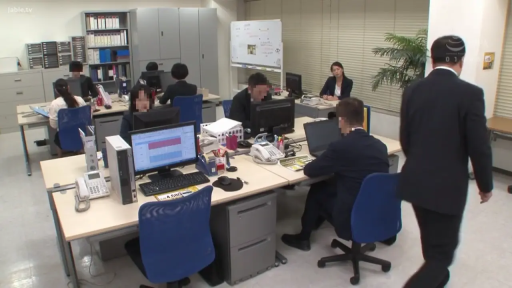办公室 · 专注工作 · 深色西装