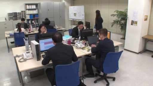 坐姿 · 专注 · 办公室 · 电脑 · 办公 · 绿植 · 西装 · 场景