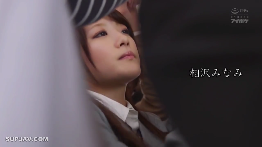 室内 · 五官特写 · 眼神迷离 · 灰色制服外套 · 画面带有水印