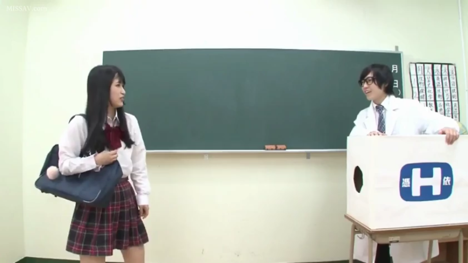 教室 · 站立 · 全景 · 微笑 · 剧情 · 交流 · 黑板 · JK制服