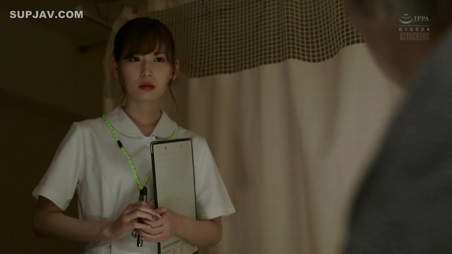 室内 · 严肃 · 护士服 · 站姿 · 半身 · 注视 · 亚洲女性 · 写字板