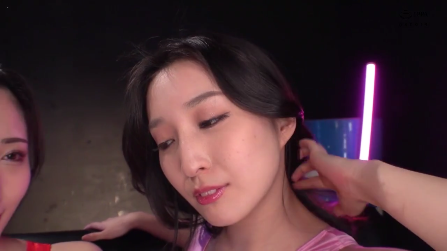 室内 · 面部特写 · 诱惑 · 凝视 · 熟女 · 看向镜头 · 粉色吊带 · 霓虹灯管