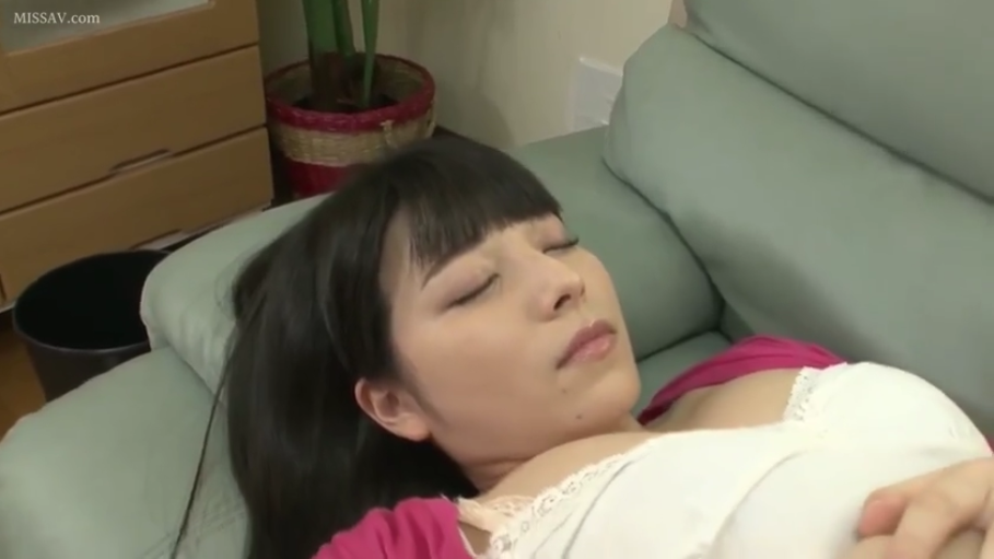 安静 · 女性面部特写 · 室内客厅 · 白色蕾丝边内衣或吊带