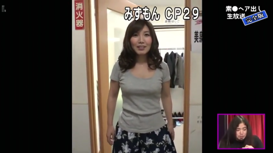 室内 · 微笑 · 上半身特写 · ハンガー · 花色半身裙 · 画中画镜头
