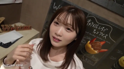 室内 · 脸部 · 自然 · 对视 · 正面 · 亚洲女性 · 背景板 · 白色卫衣