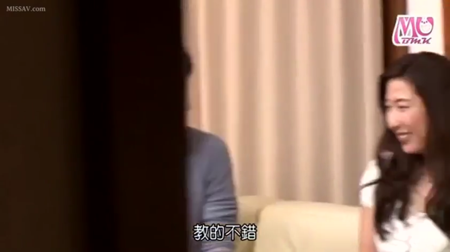 微笑 · 白色上衣 · 中文字幕 · 室内客厅 · 女性面部特写