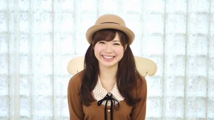 室内 · 甜美 · 半身特写 · 正坐 · 双马尾 · 对着镜头微笑 · 圆顶帽