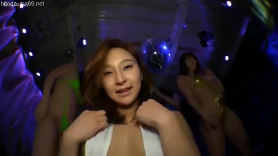 白色抹胸 · 看着镜头 · 舞池 · 背景有其他人 · 女性面部特写