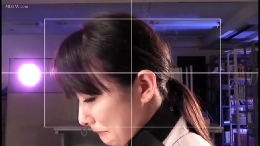 白大褂 · 低头 · 办公室 · 侧脸特写