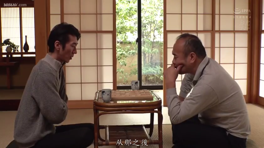 沉思 · 茶杯 · 榻榻米 · 长袖休闲毛衣 · 日式装修风格 · 人物侧面中景