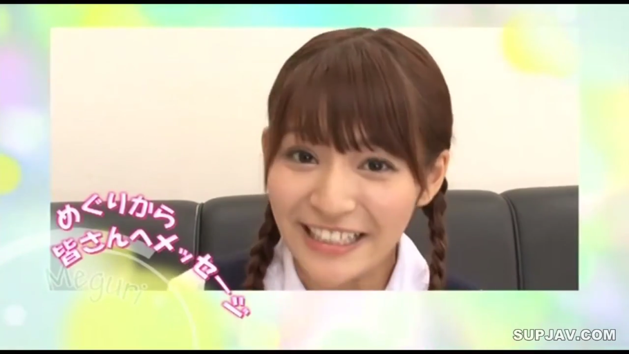 摄影棚 · 脸部特写 · 开朗 · 深色制服外套 · 字幕提示 · 字幕遮罩
