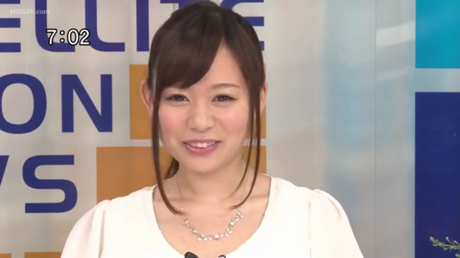微笑 · 面部特写 · 白色上衣 · 新闻演播室 · 项链
