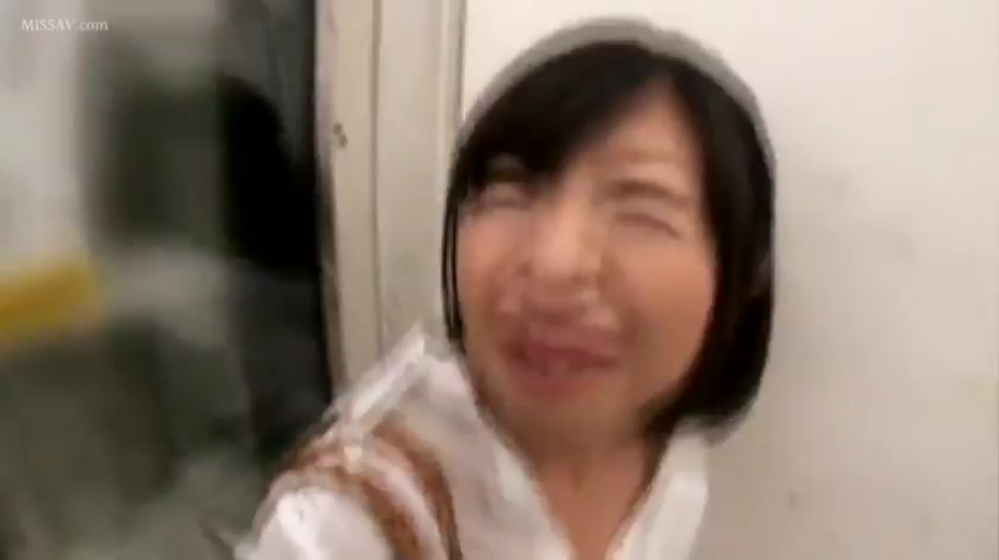 室内 · 面部特写 · 白色上衣 · 面部狰狞 · 画面晃动