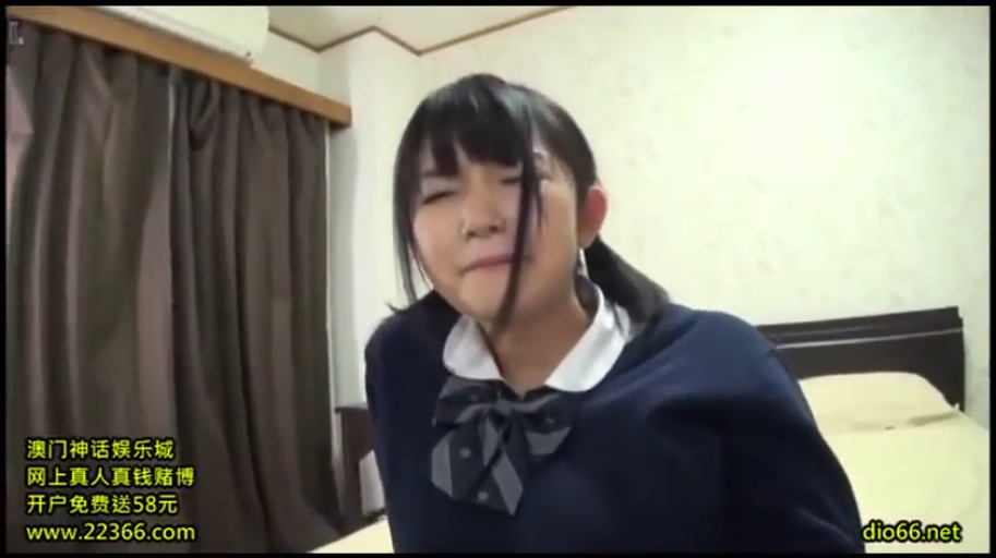 卧室 · 痛苦中带着快感 · 面部特写 · 深蓝色制服上衣