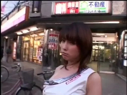 上半身特写 · 白色背心 · 店门口 · 撇嘴