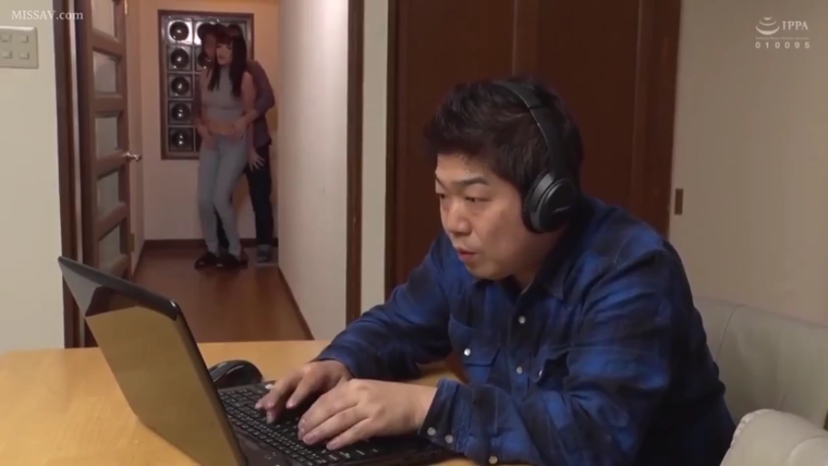 格子衬衫 · 座り姿勢 · 集中 · 全景 · リビング · ヘッドホン · 剧情向 · 使用电脑