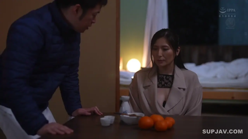 餐桌前 · 清酒壶 · 男子蓝色羽绒服 · 两人半身中景 · 男子正在说话 · 背景有床