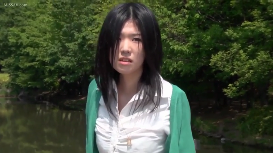 严肃 · 站立 · 绿色开衫 · 面部特写 · 树林 · 注视镜头