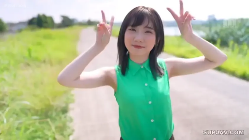 中景 · 绿色无袖衬衫 · 户外小径