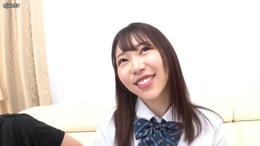 脸部特写 · 蝴蝶结领结 · 室内沙发 · 娇羞抬头