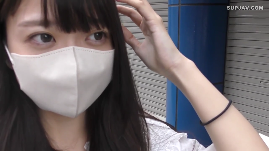 脸部特写 · 白色上衣 · 户外