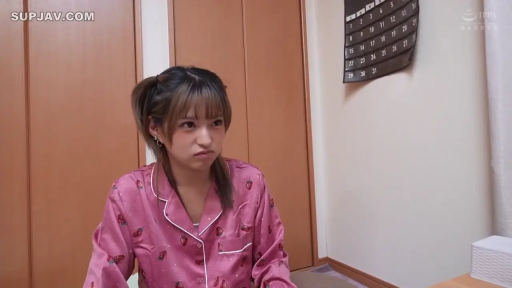 室内 · 坐姿 · 面部特写 · 注视 · 双马尾 · 不满 · 日历 · 粉色草莓睡衣
