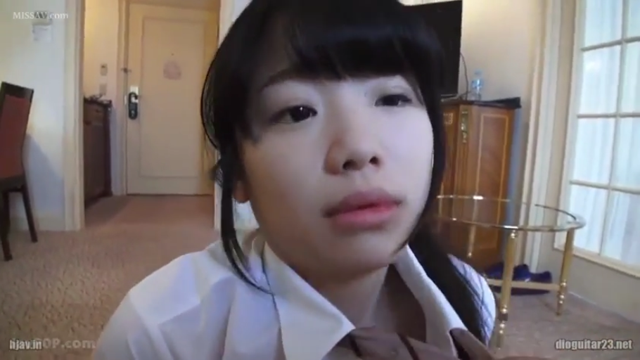 脸部特写 · 酒店房间 · 制服 · 茫然