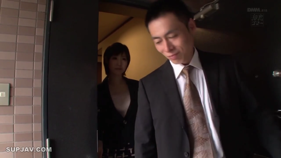 站立 · 中景 · 西装 · 玄关