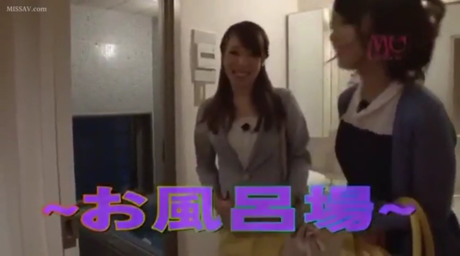 浴室 · 站立 · 中景 · 微笑 · 职业装 · 手提包 · 聊天 · 熟女