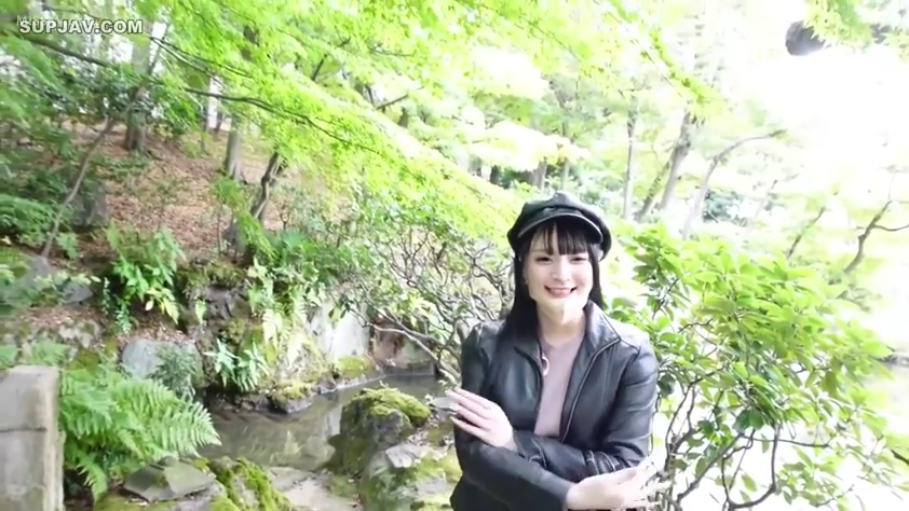微笑 · 上半身特写 · 树林 · 自然光 · 皮帽 · 皮帽