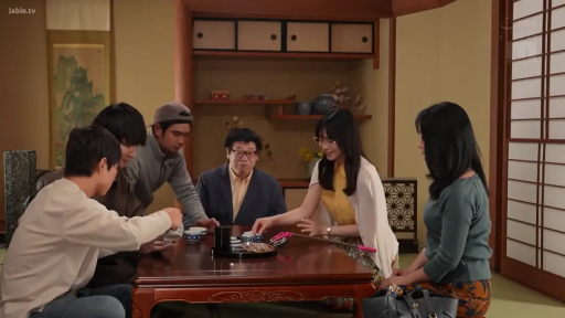 坐姿 · 和室 · 中景 · 自然 · 交流 · 多人 · 茶具 · 日常便装