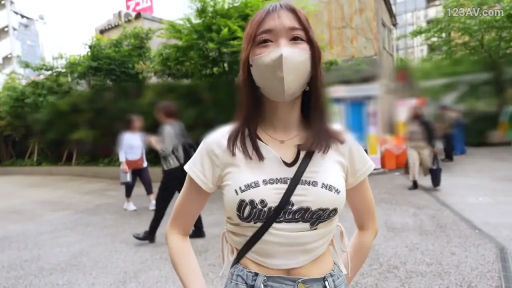 上半身特写 · 自然 · 白色短款印花T恤 · 口罩 · 户外街道 · 背景有行人