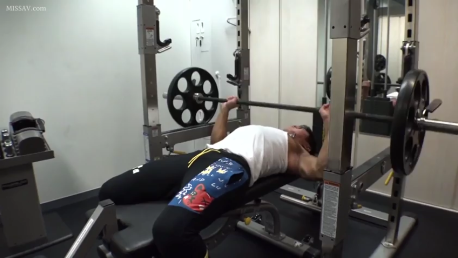 中景 · 仰卧 · 白色背心 · 健身房