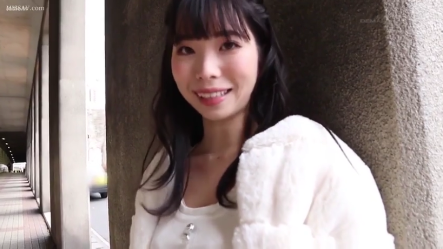 温柔 · 面部特写 · 自然光 · 白色毛绒外套 · 室外长廊