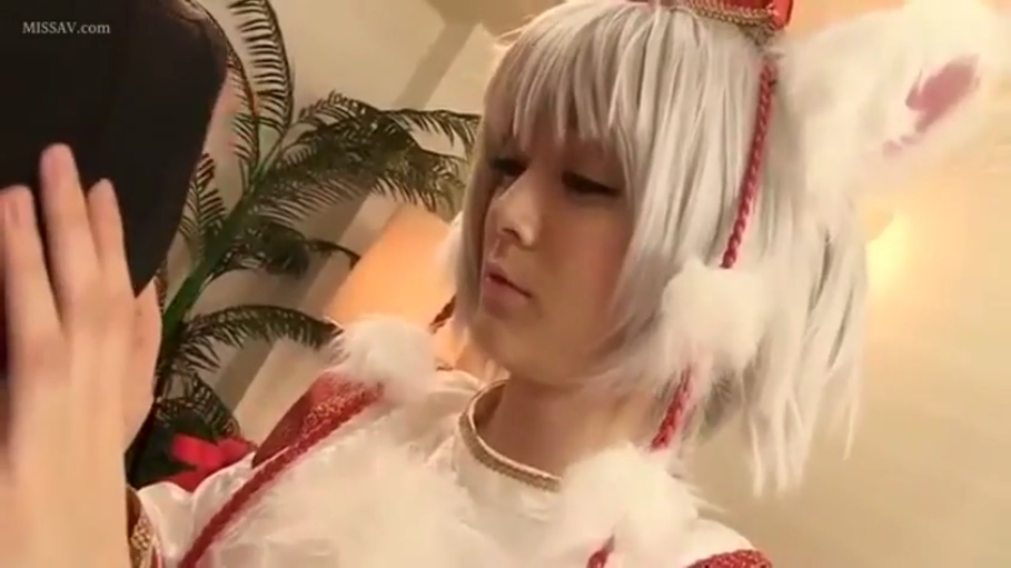 室内 · 平静 · 脸部特写 · 猫耳装饰 · 白色毛领Cosplay服