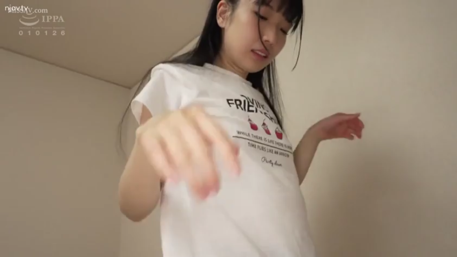 略显羞涩 · 上半身特写 · 室内卧室 · 白色字母印花T恤