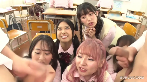 教室 · 多人性爱 · JK制服 · 课桌椅 · 阴茎特写 · 跪姿围坐 · 微笑期待 · 围观期待
