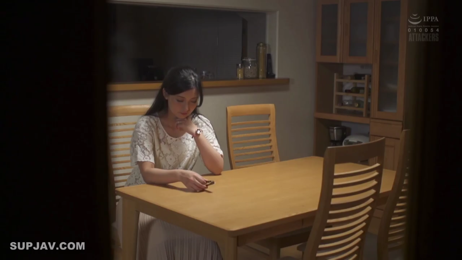 坐姿 · 沉思 · 忧郁 · 白色蕾丝上衣 · 餐厅 · 人妻 · 木质餐桌