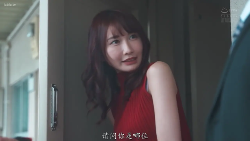 门口 · 警惕 · 红色无袖上衣 · 女性面部特写