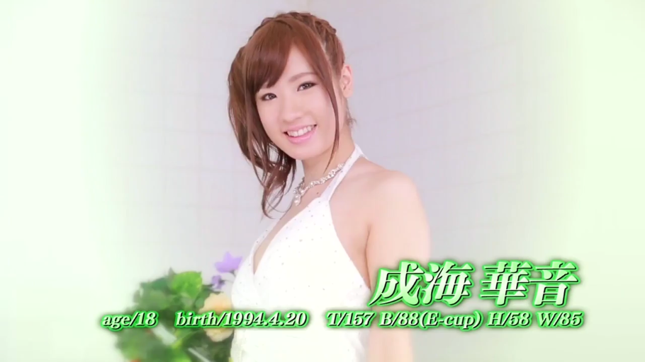 室内 · 微笑 · 半身特写 · 模特摆拍 · 棕色长发 · 侧身回眸 · 背景花卉 · 白色挂脖裙