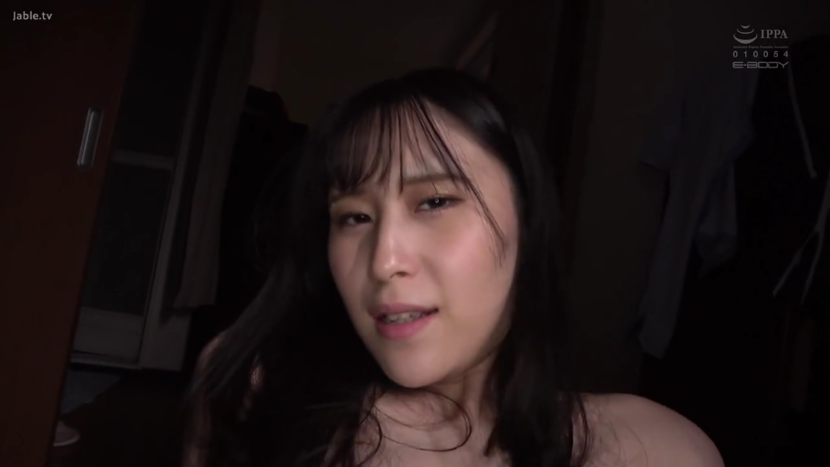 卧室 · 脸部特写 · 渴望 · 裸体 · 光线昏暗