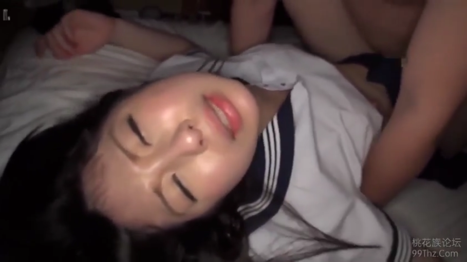 騎乗位 · 顔部のクローズアップ · 寝室 · 神情陶醉 · 白色水手服校服