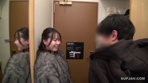 微笑 · 室内灯光 · 毛绒外套 · 酒店房间门口 · 女性面部特写