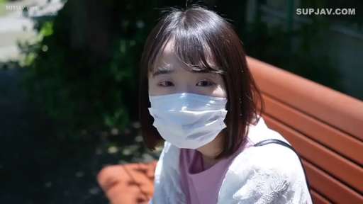 眼睛特写 · 公园长椅 · 白色蕾丝外搭 · 医用口罩 · 注视 · 阳光充足