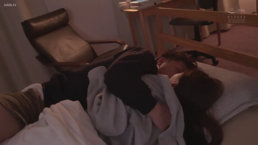 卧室 · 拥抱 · 闭眼 · 枕头 · 亲吻 · 近景 · 昏暗 · 黑色长袖