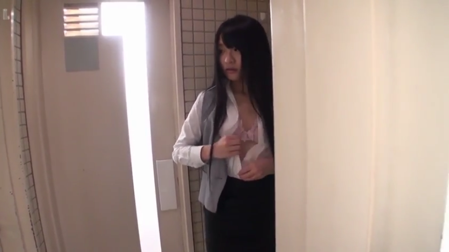 惊慌 · 灰色马甲 · 办公室走廊 · 上半身胸部特写 · 内衣可见