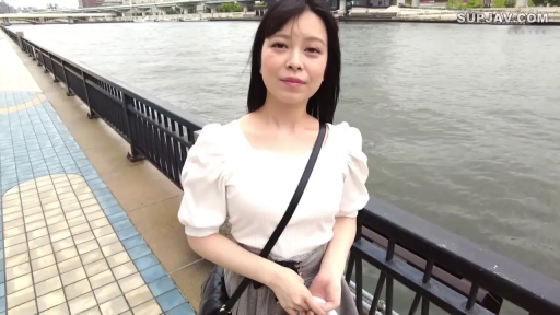 微笑 · 面部特写 · 步道 · 自然光 · 白色泡泡袖上衣 · 斜挎包