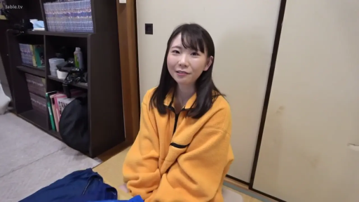 自然平静 · 室内光线 · 面部特写 · 榻榻米 · 黄色长袖抓绒外套